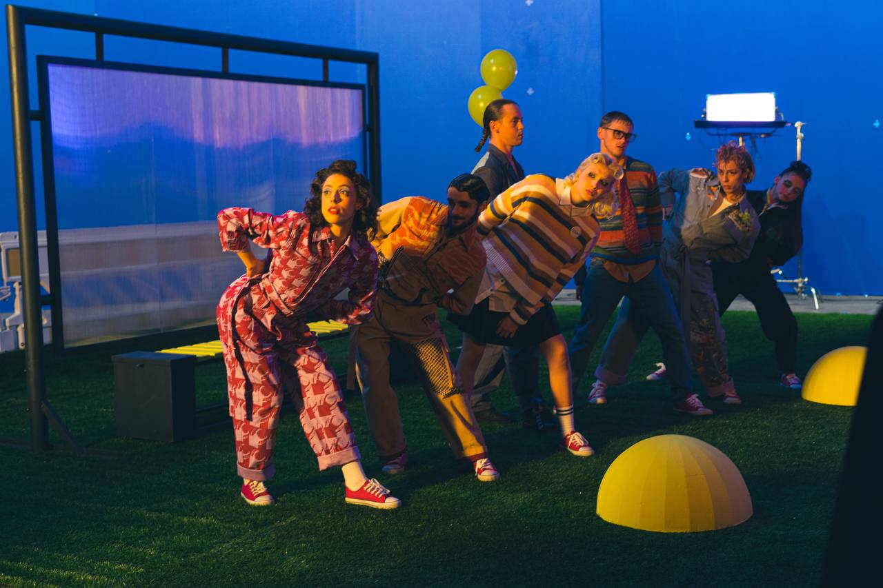 Чорно-біле кіно і жонглювання їжею - у новому відео Артема Пивоварова